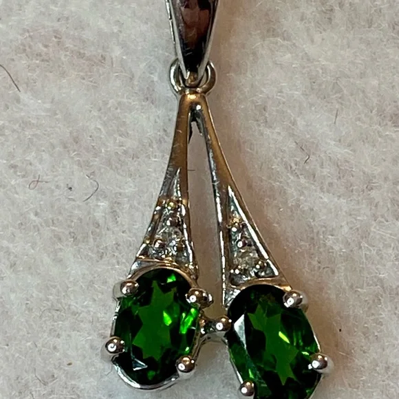 Chrome diopside enhancer